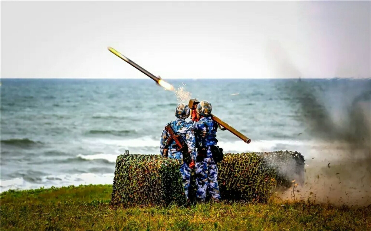 圖為中國海軍陸戰隊防空分隊在灘頭簡易陣地,發射肩扛防空導彈.