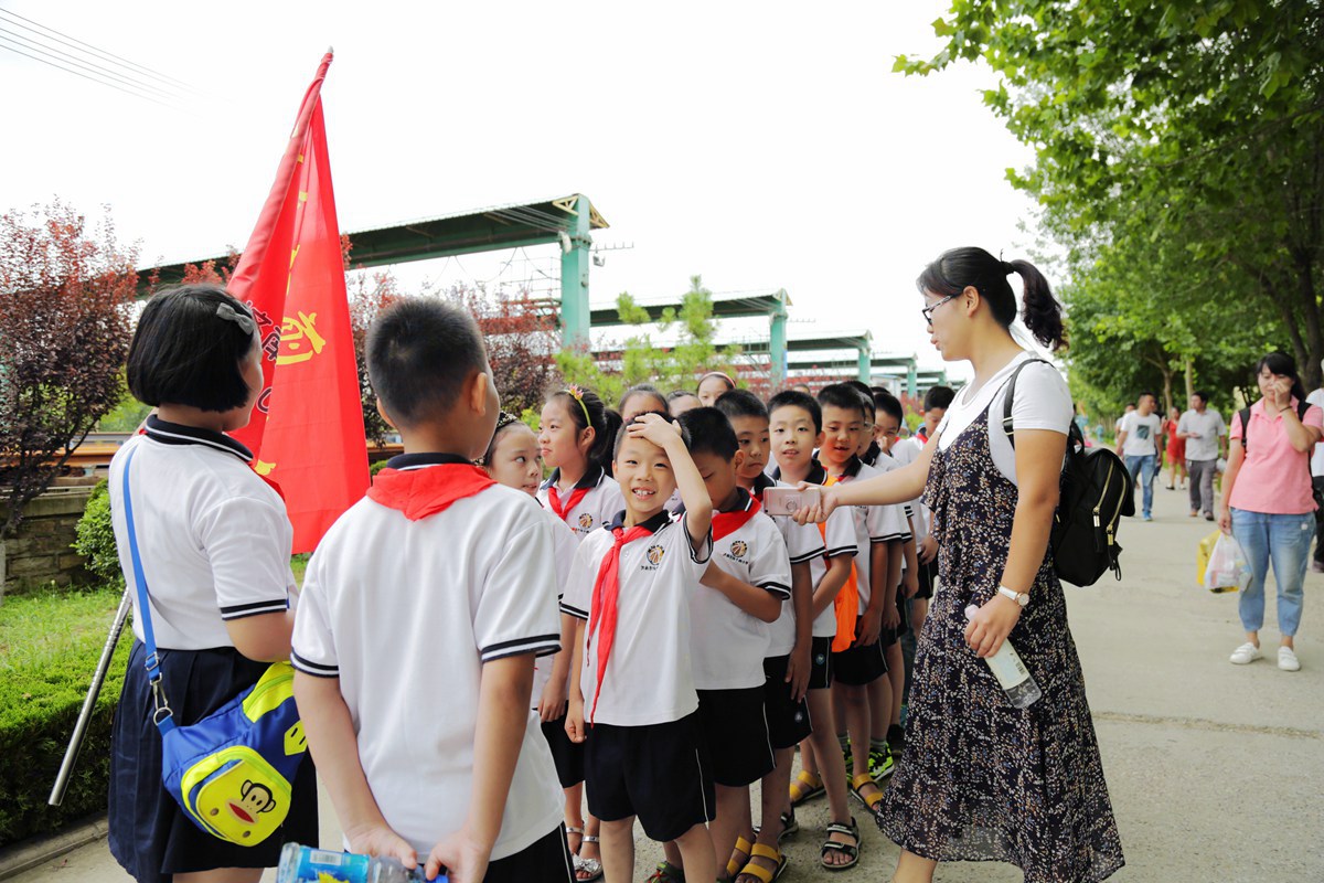 济南市纬十路小学参观铁路焊轨基地