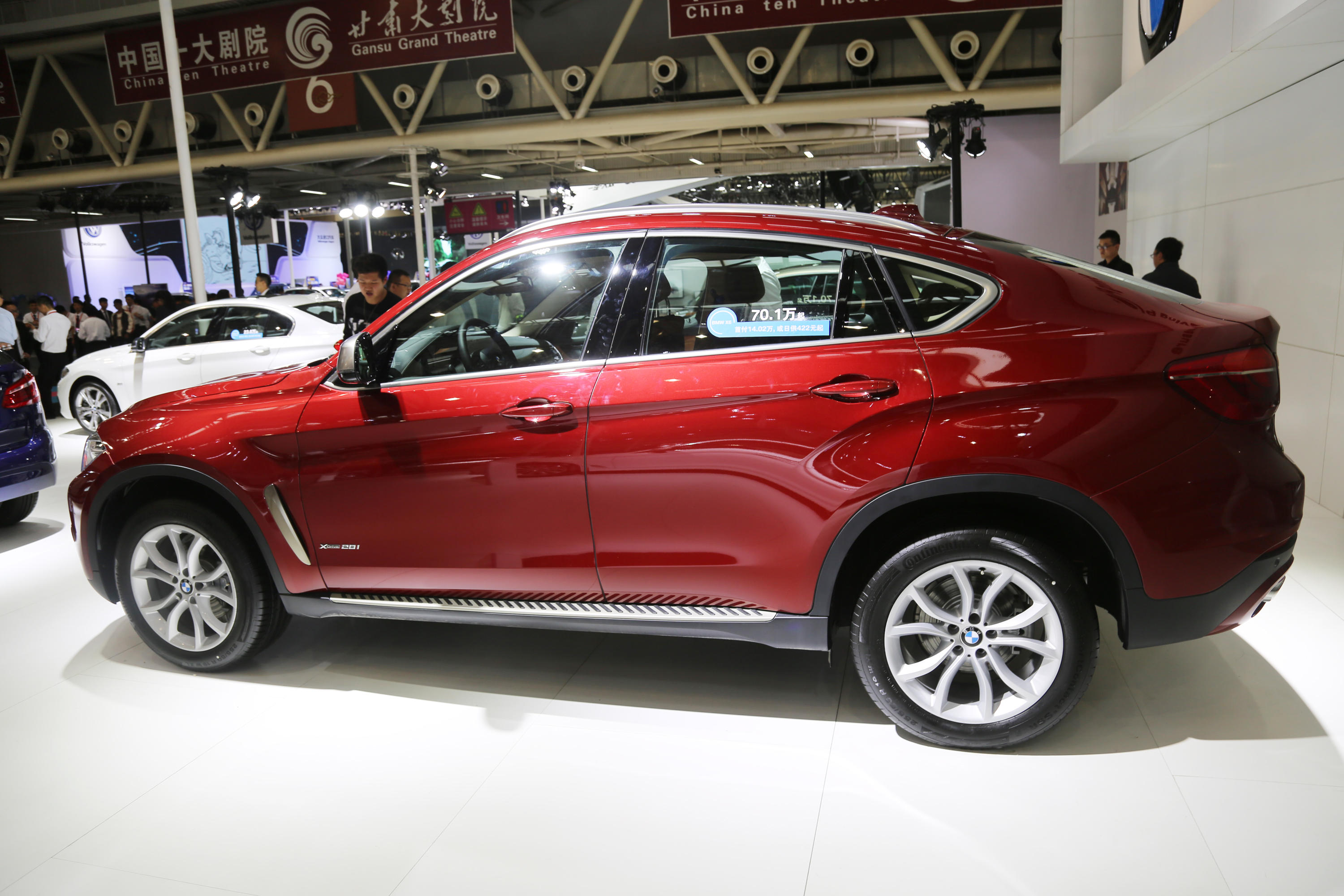 红色宝马 bmw x6,百万级别豪华座驾,车展实拍!