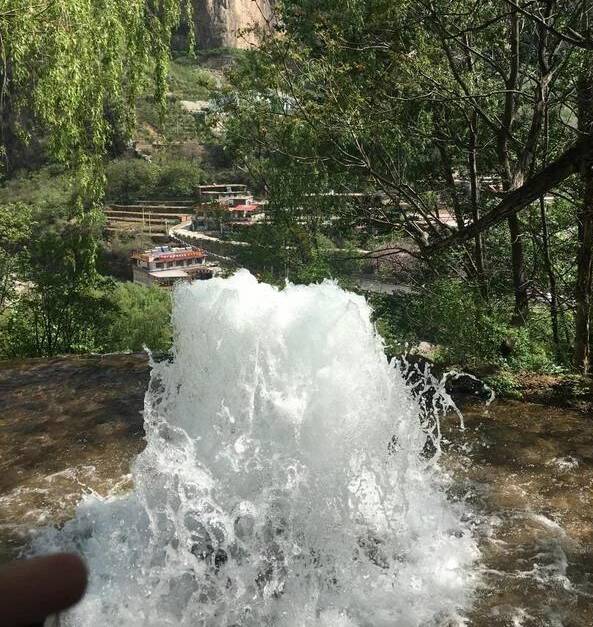 位於河北省平山縣溫塘鎮板山村,打造的沿途景觀大道及白鹿古鎮,華嚴寺