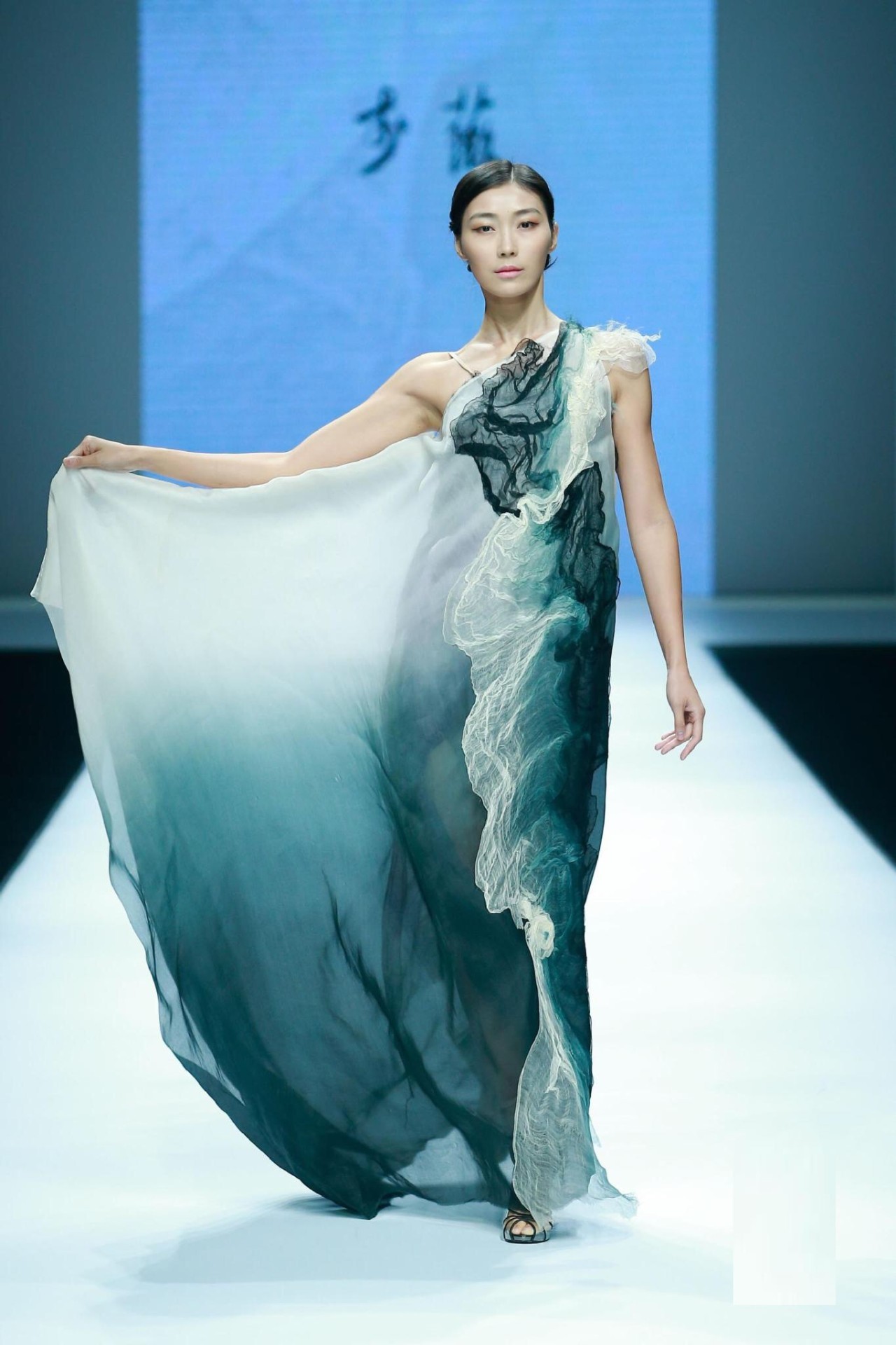 李薇高级定制时装惊艳亚欧丝绸之路服装节亚欧时装周