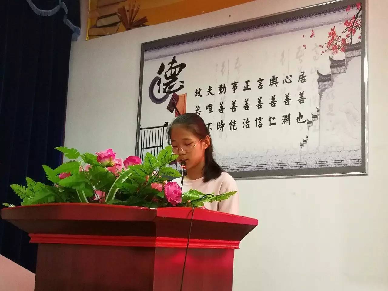 受助學生代表胡夢婷發言受助學生代表,長江大學準大學生,18歲的胡夢婷