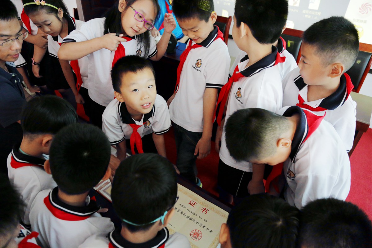 济南市纬十路小学参观铁路焊轨基地