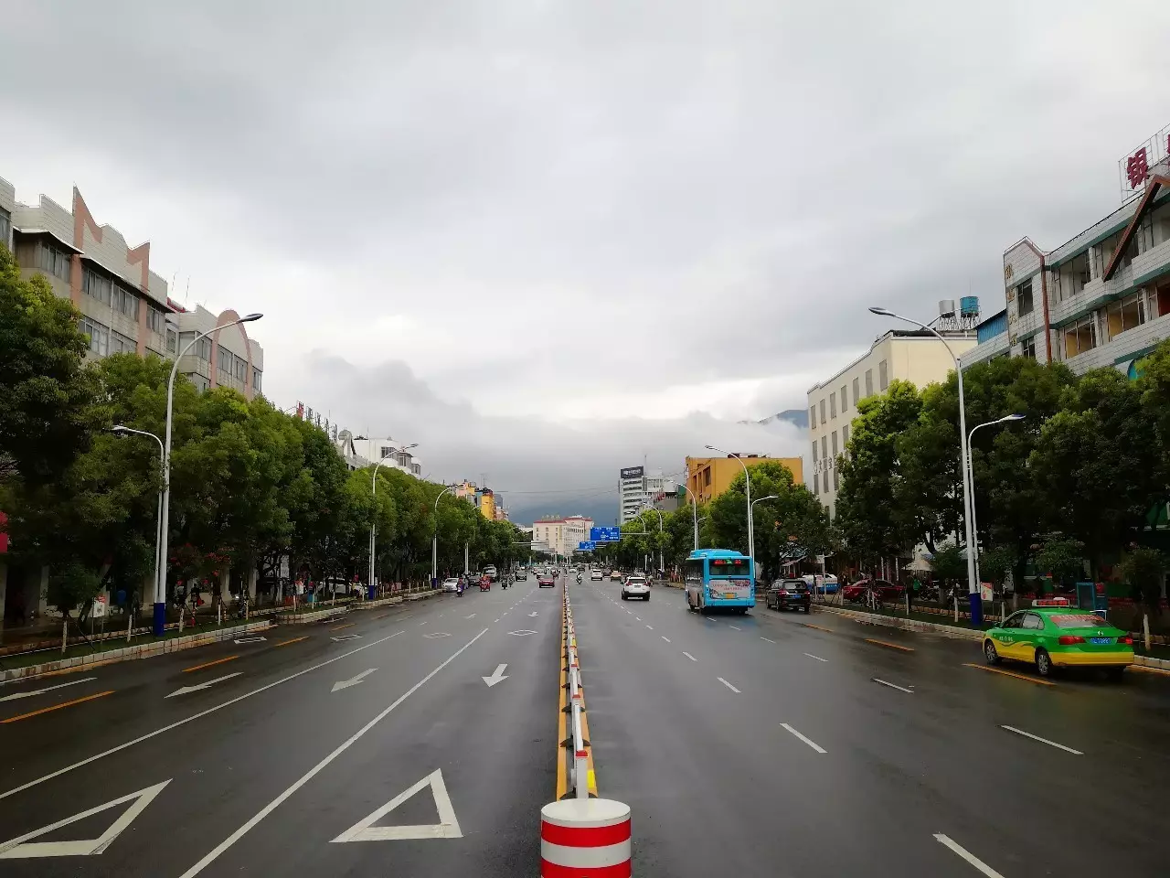 从漾濞路口至云龙路路口,这一段苍山路现在已经是双向8车道,拥有公交