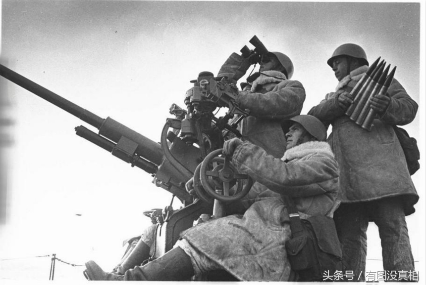 少见的二战苏军士兵老照片,眼神犀利,每人一杆反坦克步枪