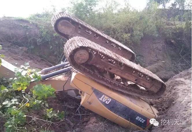 挖机翻车事故真实照片图片