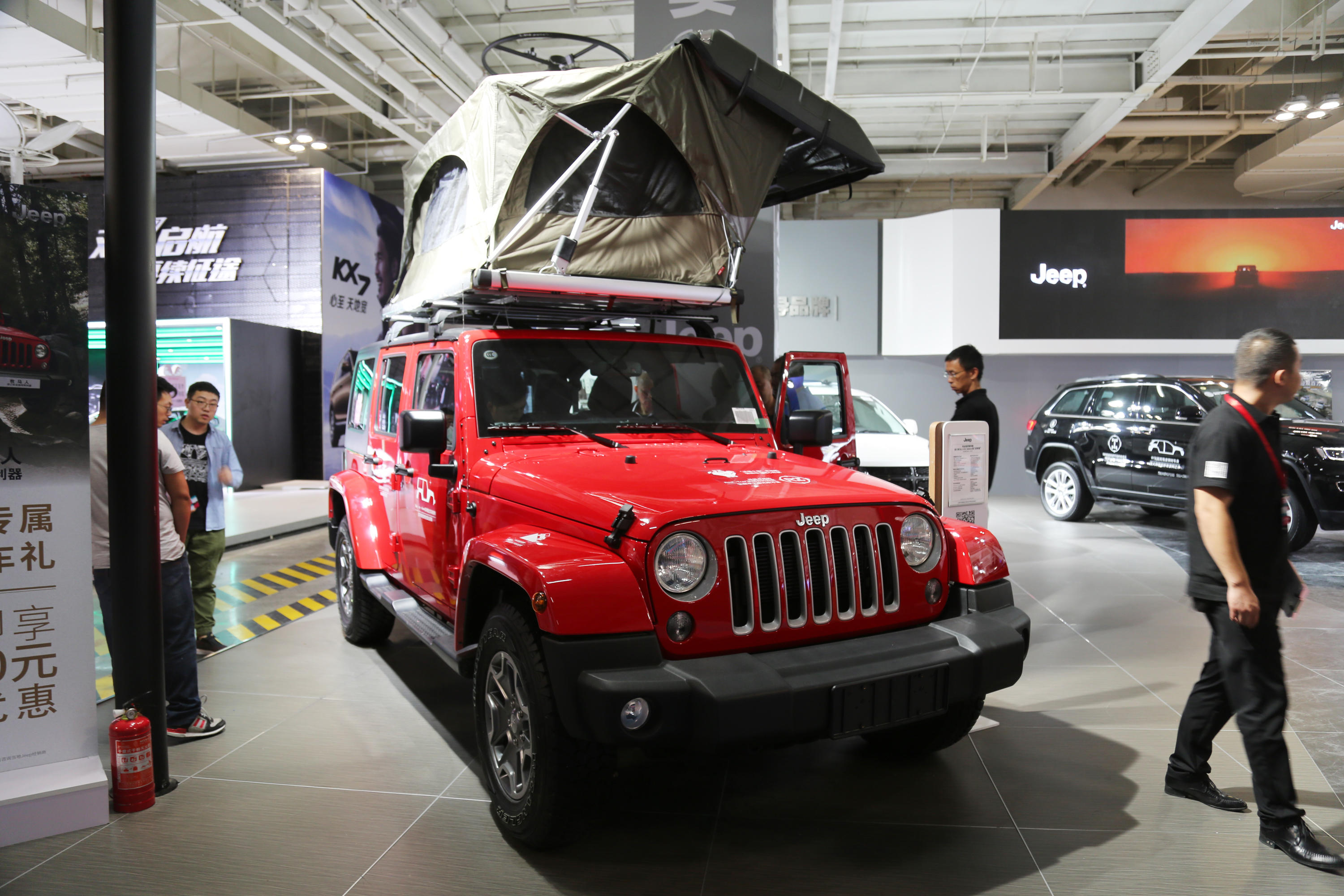 红色jeep牧马人46万元进口越野车车展实拍