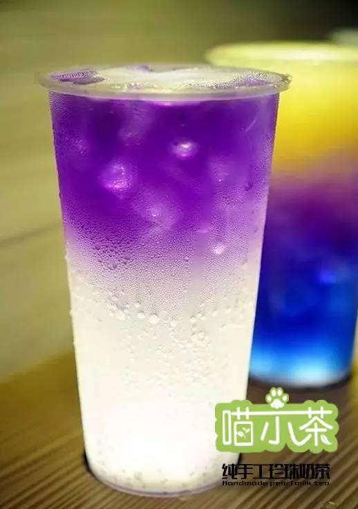 只是簡單的一杯蝶豆花飲品,蝶豆花混入酸性物質就會變成紫色,甚至變粉