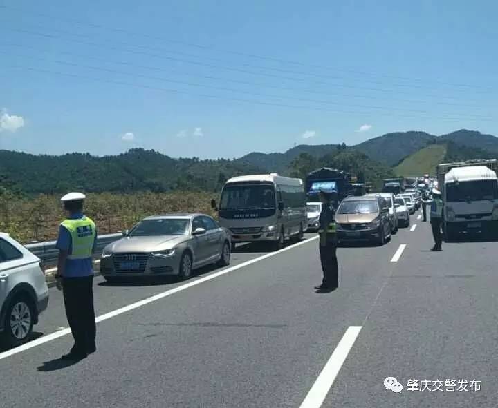 廣佛肇高速大貨車翻車起火真相是