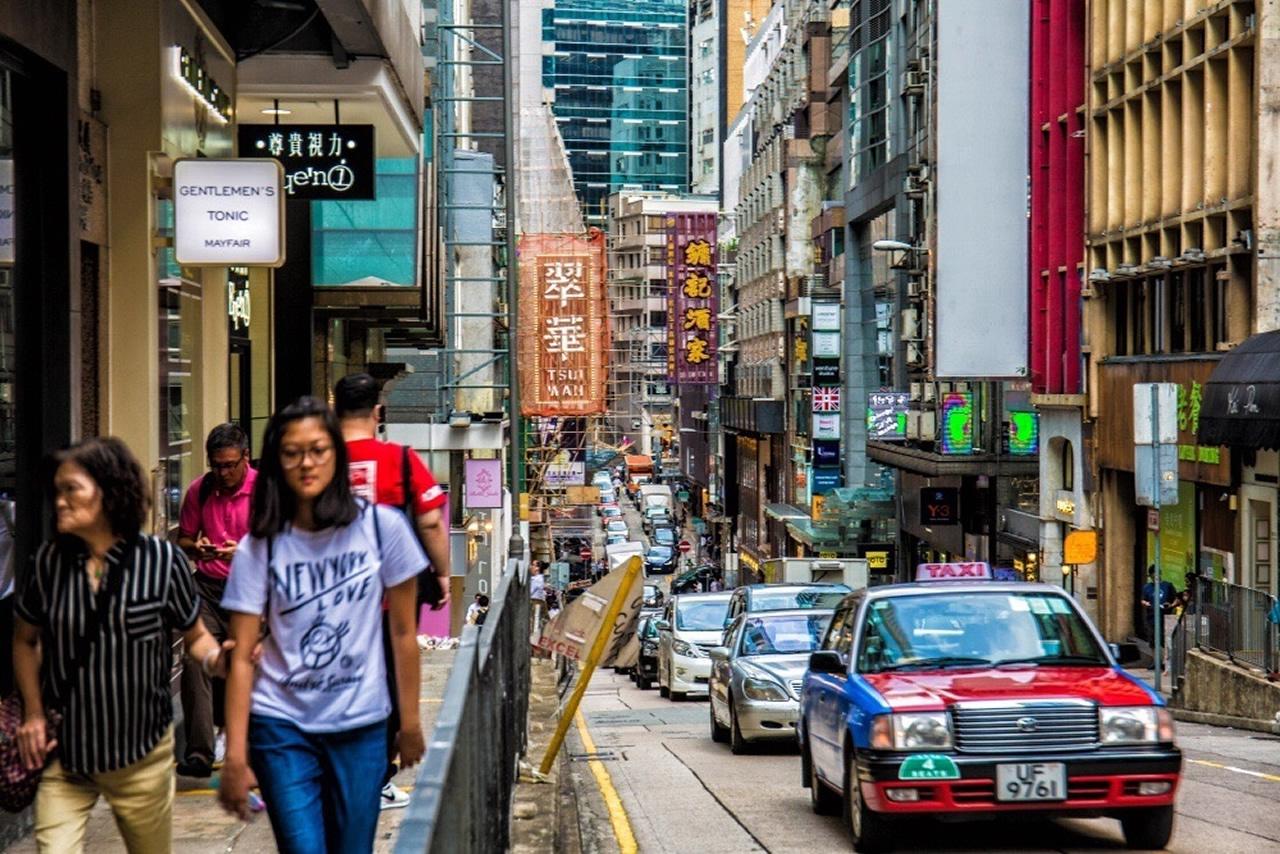 又小又挤的香港老街 石屎森林中藏着的老房子 吸引着无数游客前往