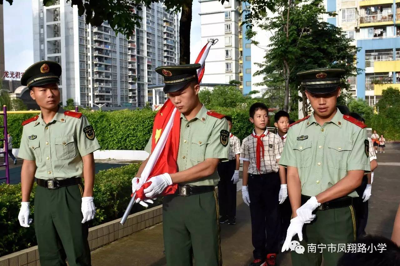 整理手套和国旗的武警八中队的战士同样等候在校道边的值日大队部同学