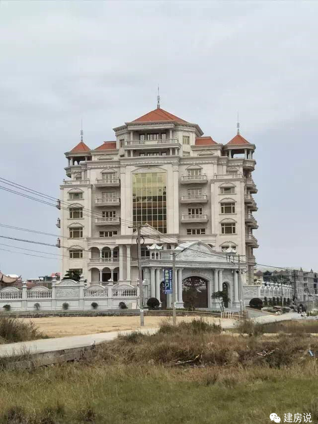 很多有錢人不僅城市裡有多套房子,還要到農村去建房