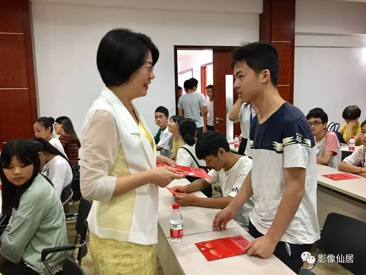 林虹以寒門子弟仙居的顯山露水之路與學子共勉2017年慈善助學夏日圓夢