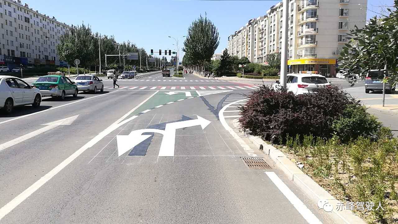 这是新城区王府大街与新惠路交叉口 新增了掉头专用车道 具体走法看