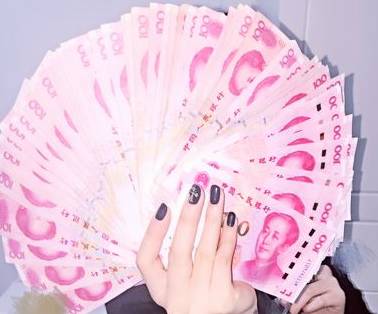 靖江一女子手捧20万元现金进了银行,接下来的举动太吓人!