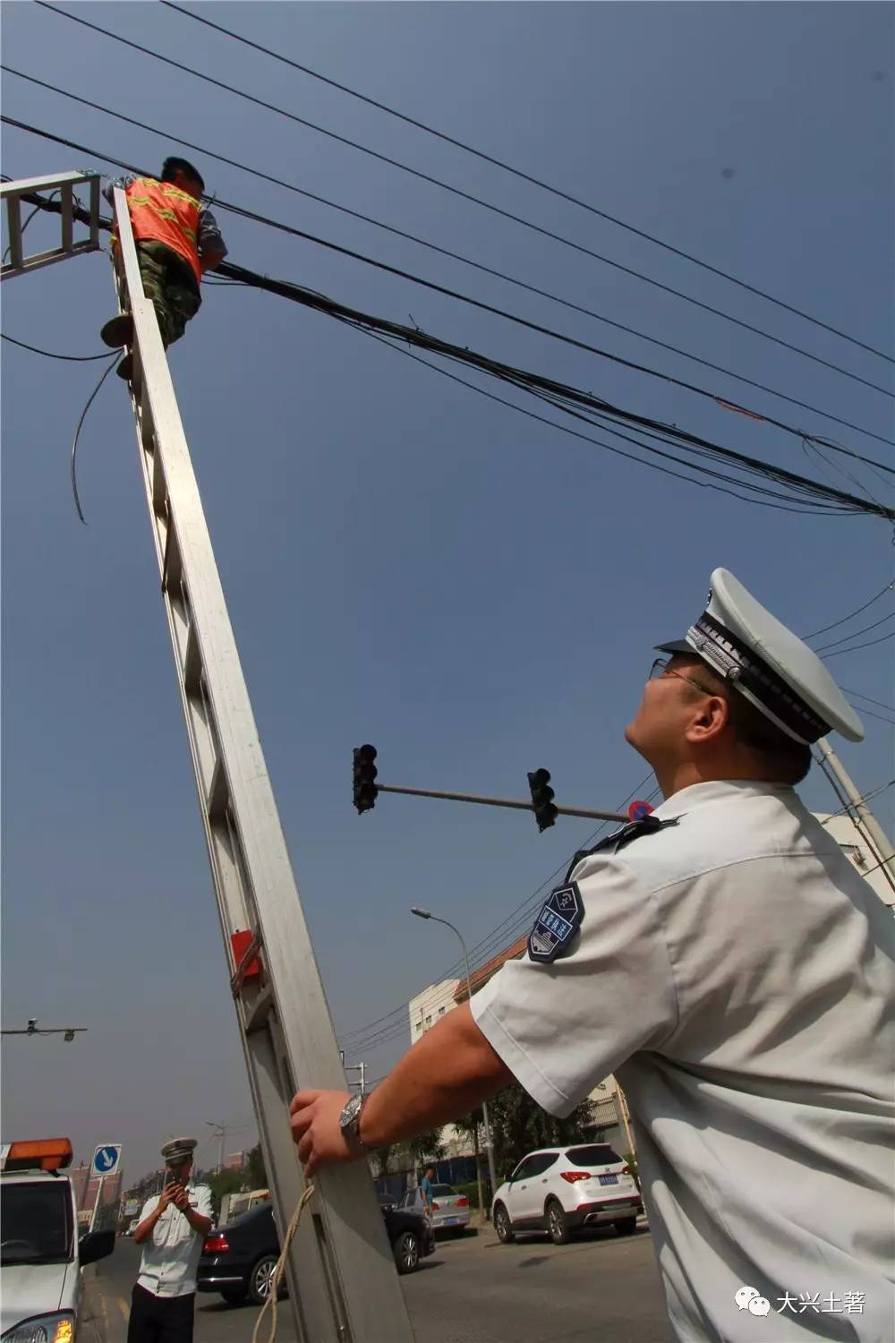 土著哥相當理解城管當時的心情:群眾打電話舉報了,說不歸我管吧,當地