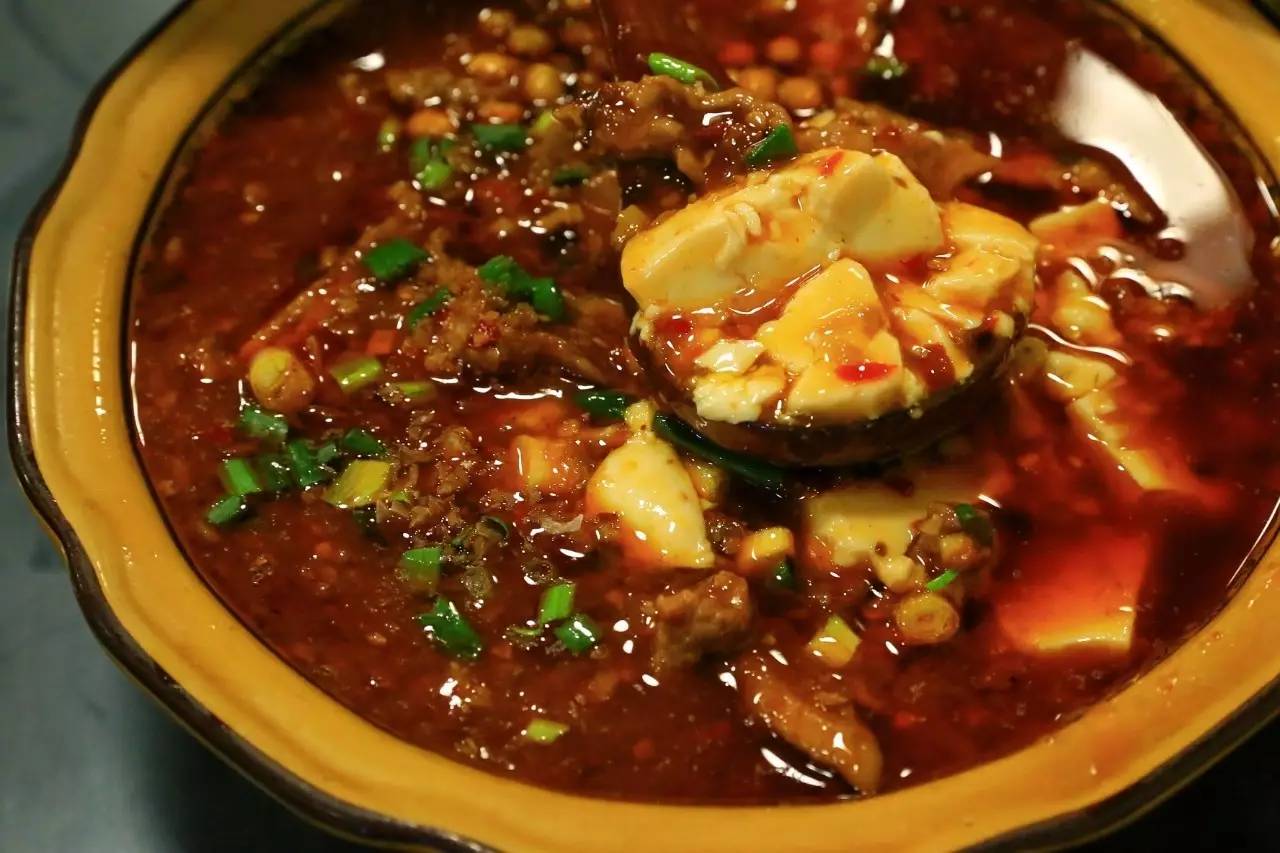 一勺豆花一片牛肉混合点汤汁浇在饭上,一口气就可以干掉半碗白饭.