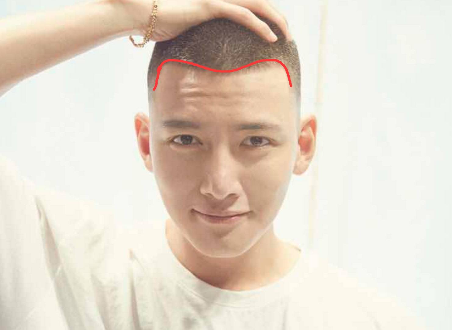 不过仔细一看,池昌旭的额头属于m型发际线,这种发际线的男生留寸头很