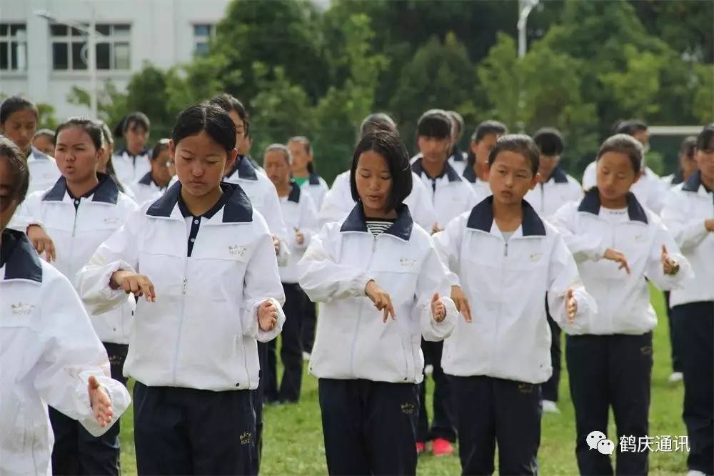 鹤庆一中校服图片