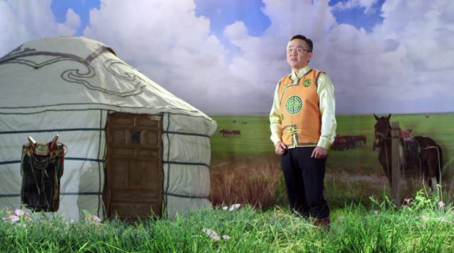 《草原追梦》由著名导演保尔夫执导,内蒙古广播电视台著名主持人雷蒙