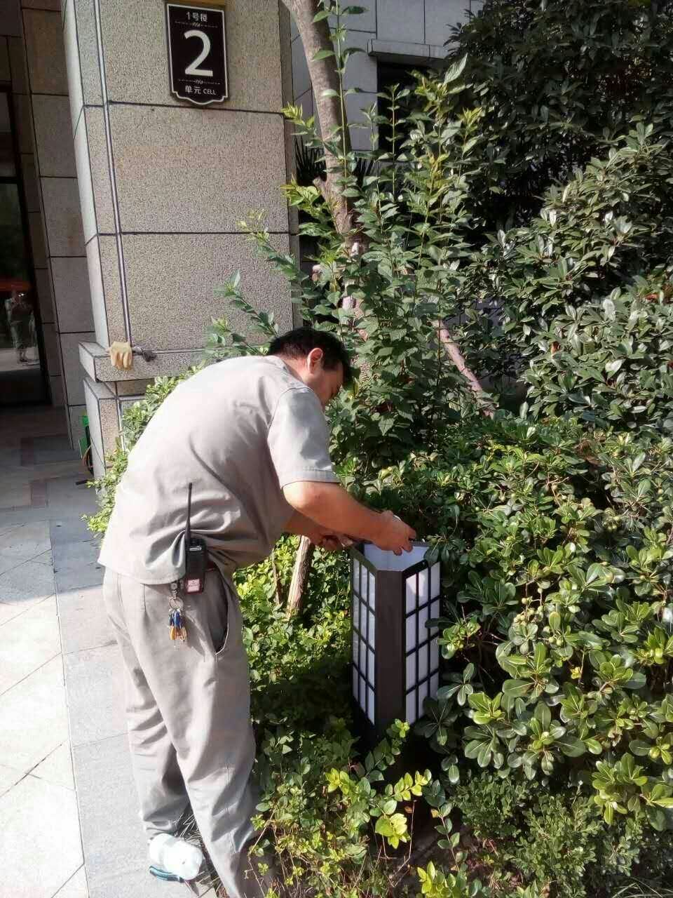 物业维修工忙碌在别人的生活里