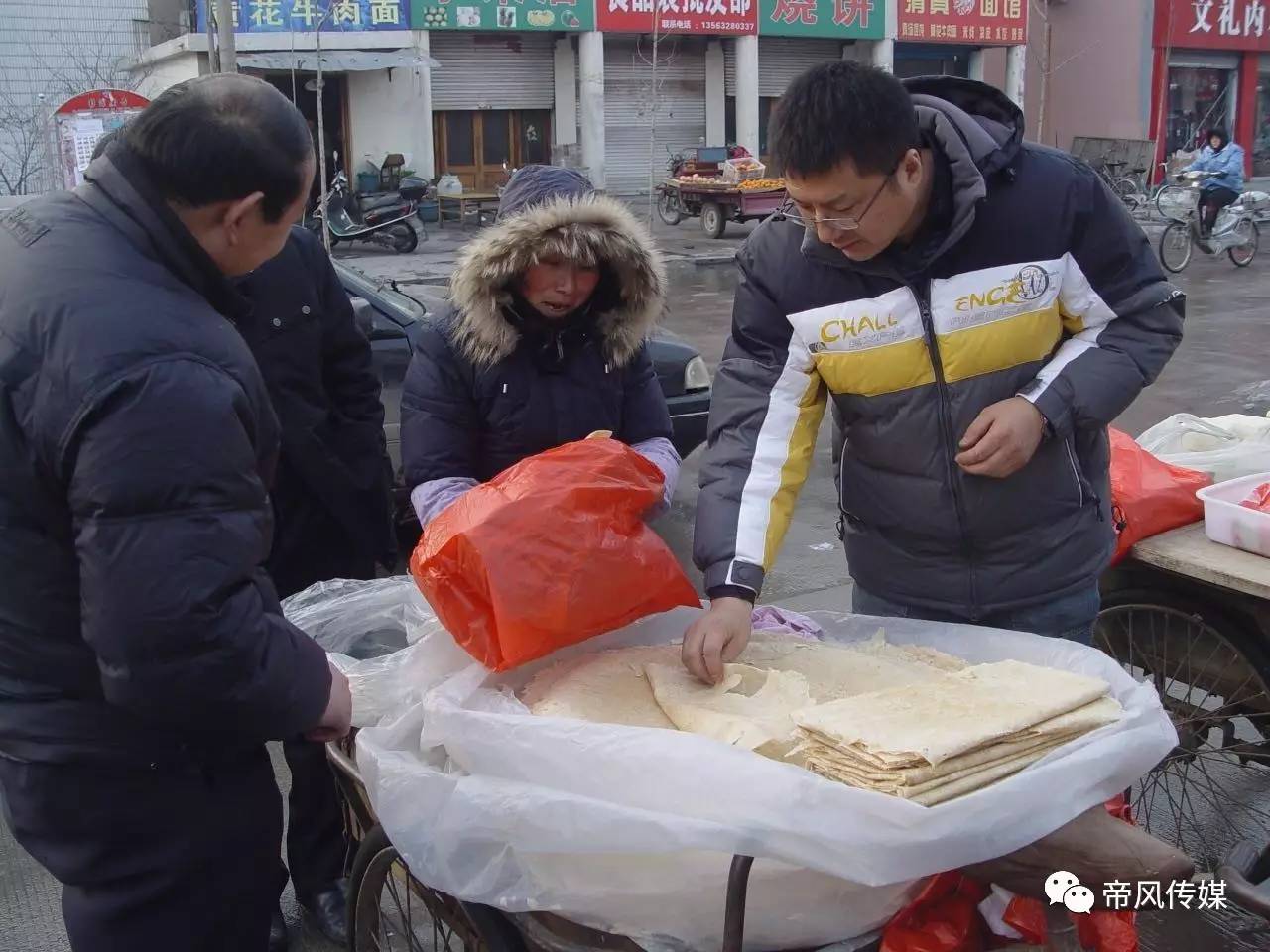 中央电视台的记者来台儿庄,一心想买手工煎饼带回去,就专门带到台湾街