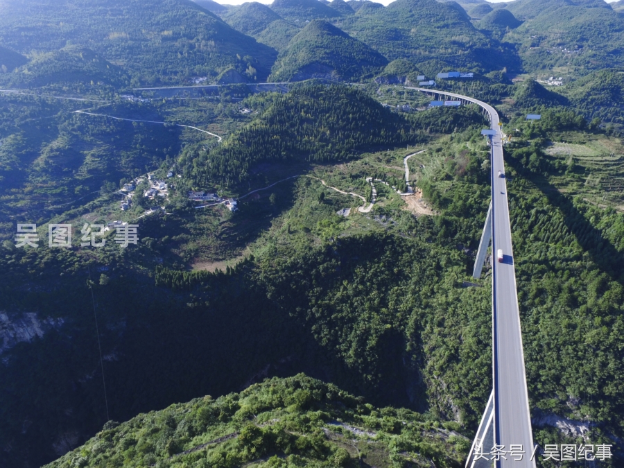 非常壮观的山区桥梁现在这条二级公路不收费有时车流量多,当然也有