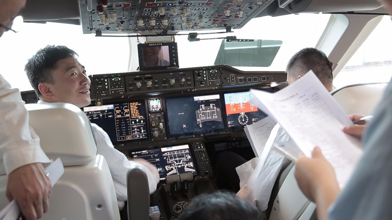 c919飞机首家用户代表首次登上飞机体验驾驶舱,对驾驶舱人机界面设计