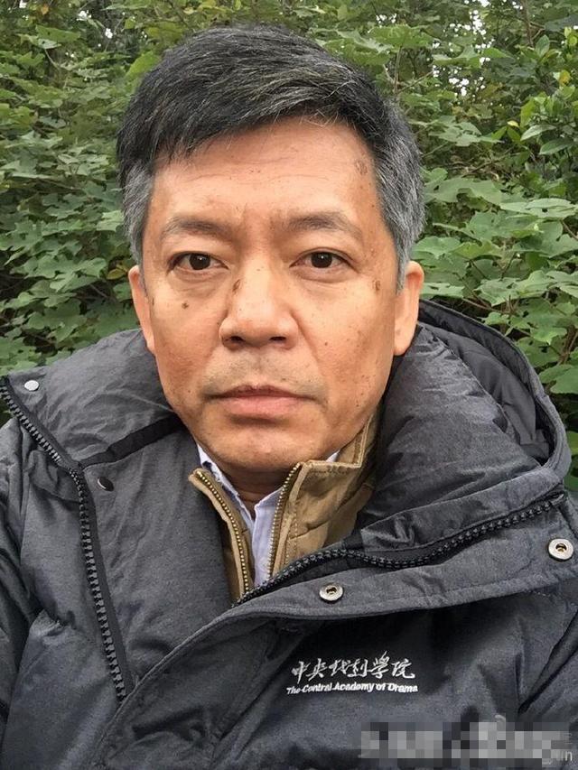 比起李云龙这个老搭档,何政军就内敛低调的多了,和剧中的赵刚还是比较