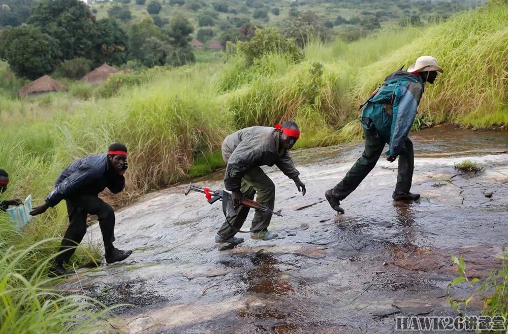 幾名叛軍正在冒著彈雨迂迴到政府軍背後發起攻擊,政府軍發覺腹背受敵