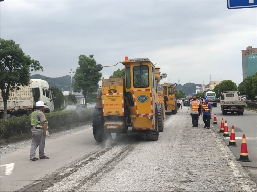 市局舉辦幹線公路水泥路面白改黑共振碎石化施工技術現場觀摩活動