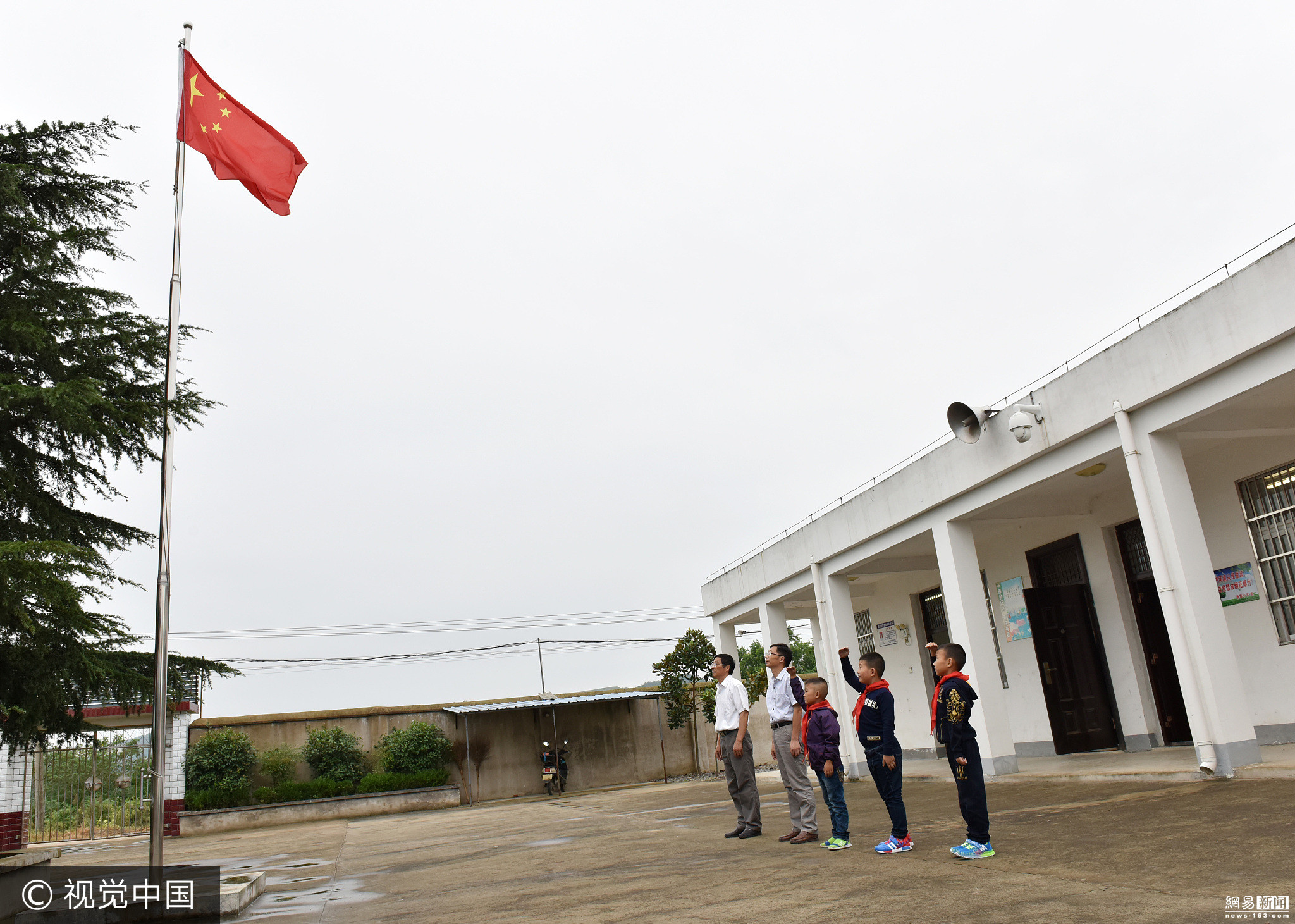 位于巢湖市较为偏远的庙岗乡鲁集小学也开始上课.