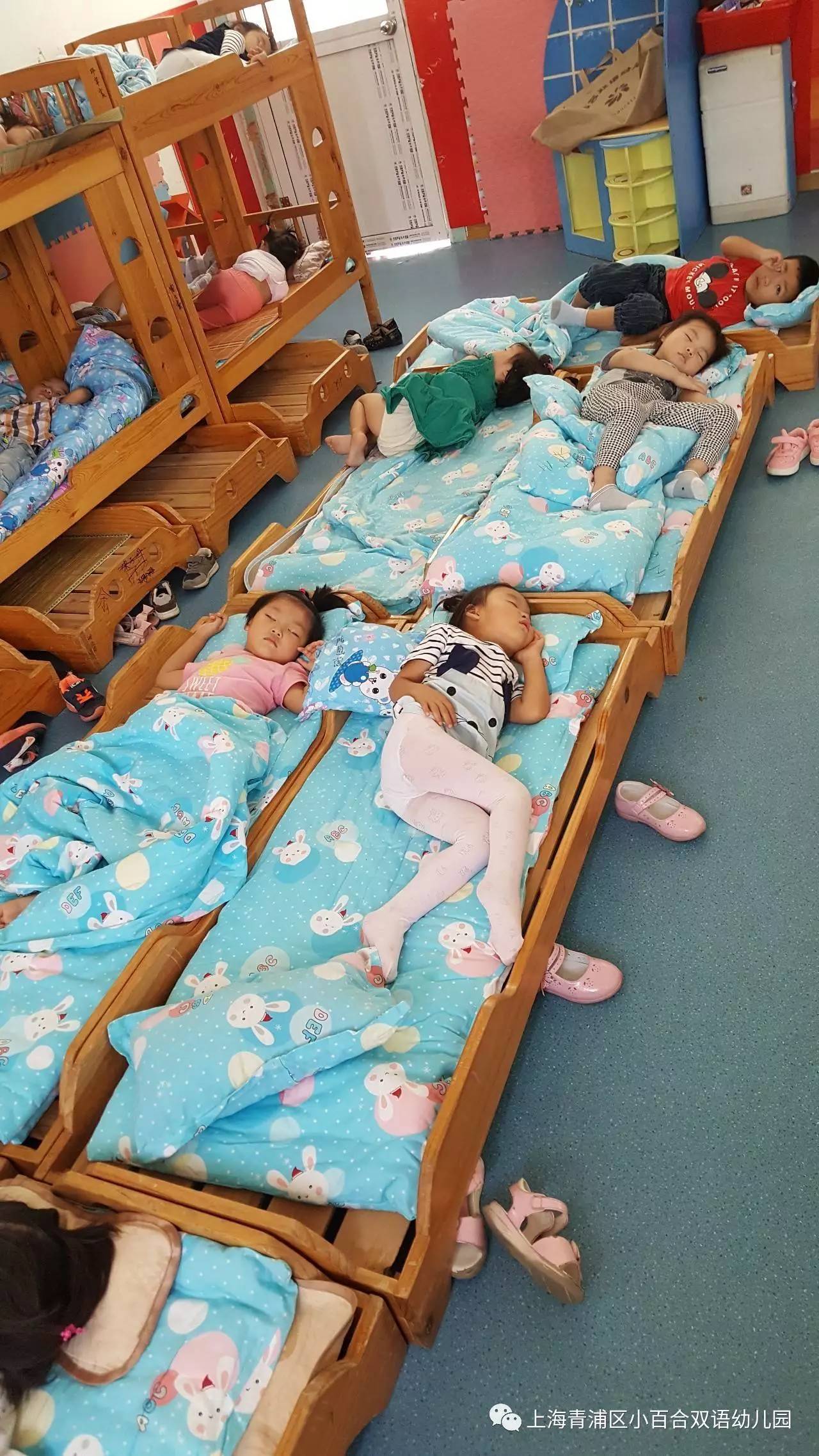 幼儿园正确睡姿图片图片