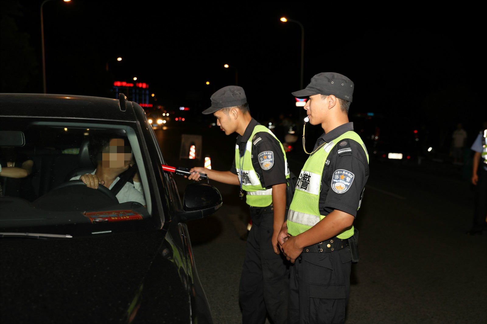 護衛平安警燈閃爍警車呼嘯昨晚織裡究竟發生了什麼