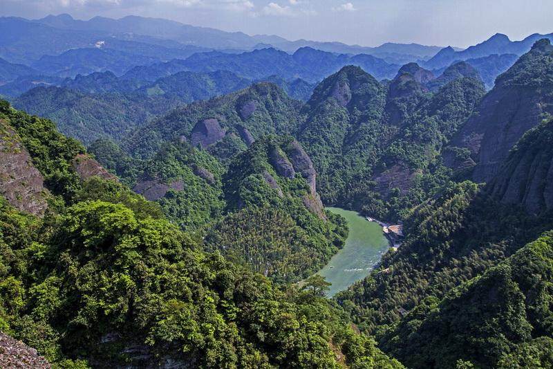 天門山,位於安徽省和縣與蕪湖市長江兩岸,在江北的叫西梁山,在江南的