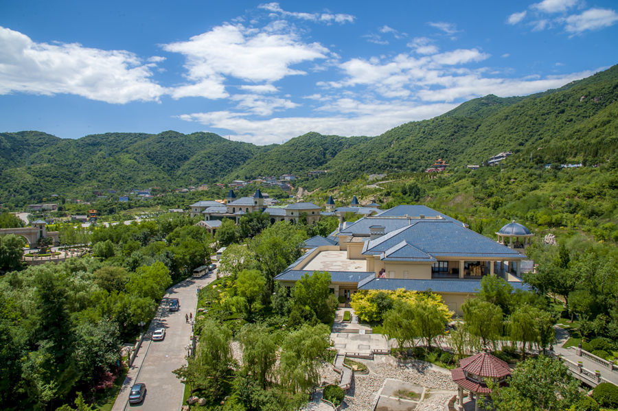 旅遊 正文 酒店位於天津薊縣盤山風景區金碧天下內,酒店俯瞰湖景,由