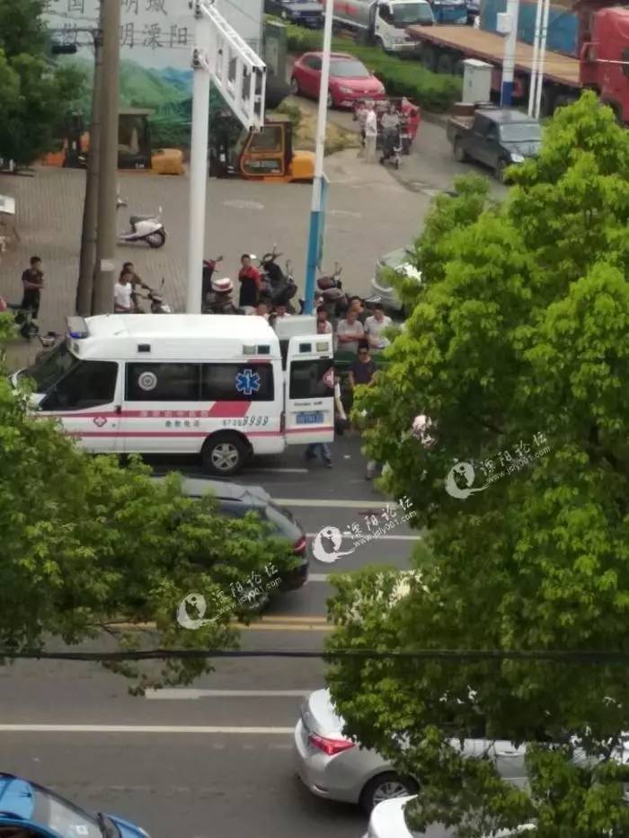 溧阳241团结路路口处发生惨烈车祸一女子被压爆头别桥城管队员捡到