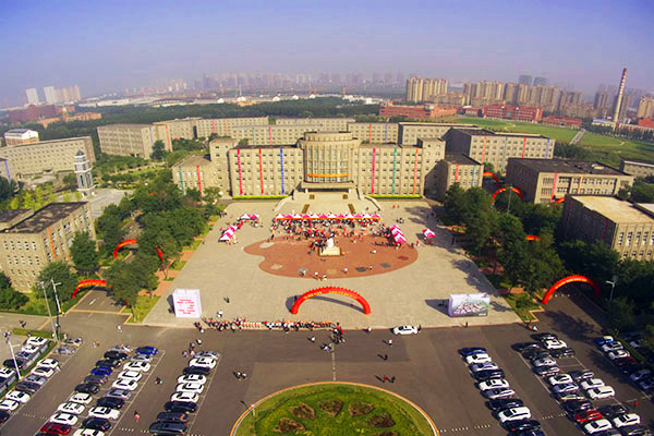 辽宁传媒学院喜迎2400名新生