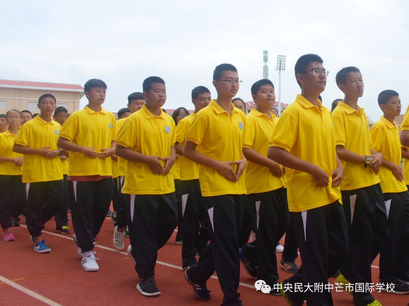 百炼成钢志存高远中央民大附中芒市国际学校2017年开学典礼暨军训会操