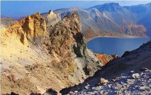 龍崗火山群位於長白山火山群之西,包括靖宇縣中部,輝南縣東南部和柳河