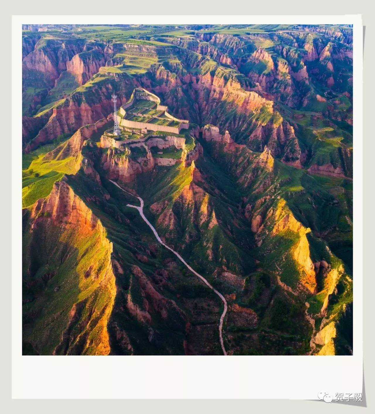 地勢由西北向東南傾斜,除許多石質山地外,大部分為厚層黃土覆蓋,經