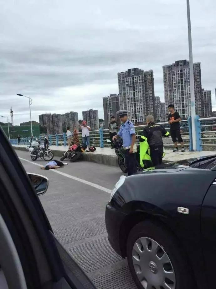 网友发来图片说今天南充嘉陵江三桥摩托车撞死一人
