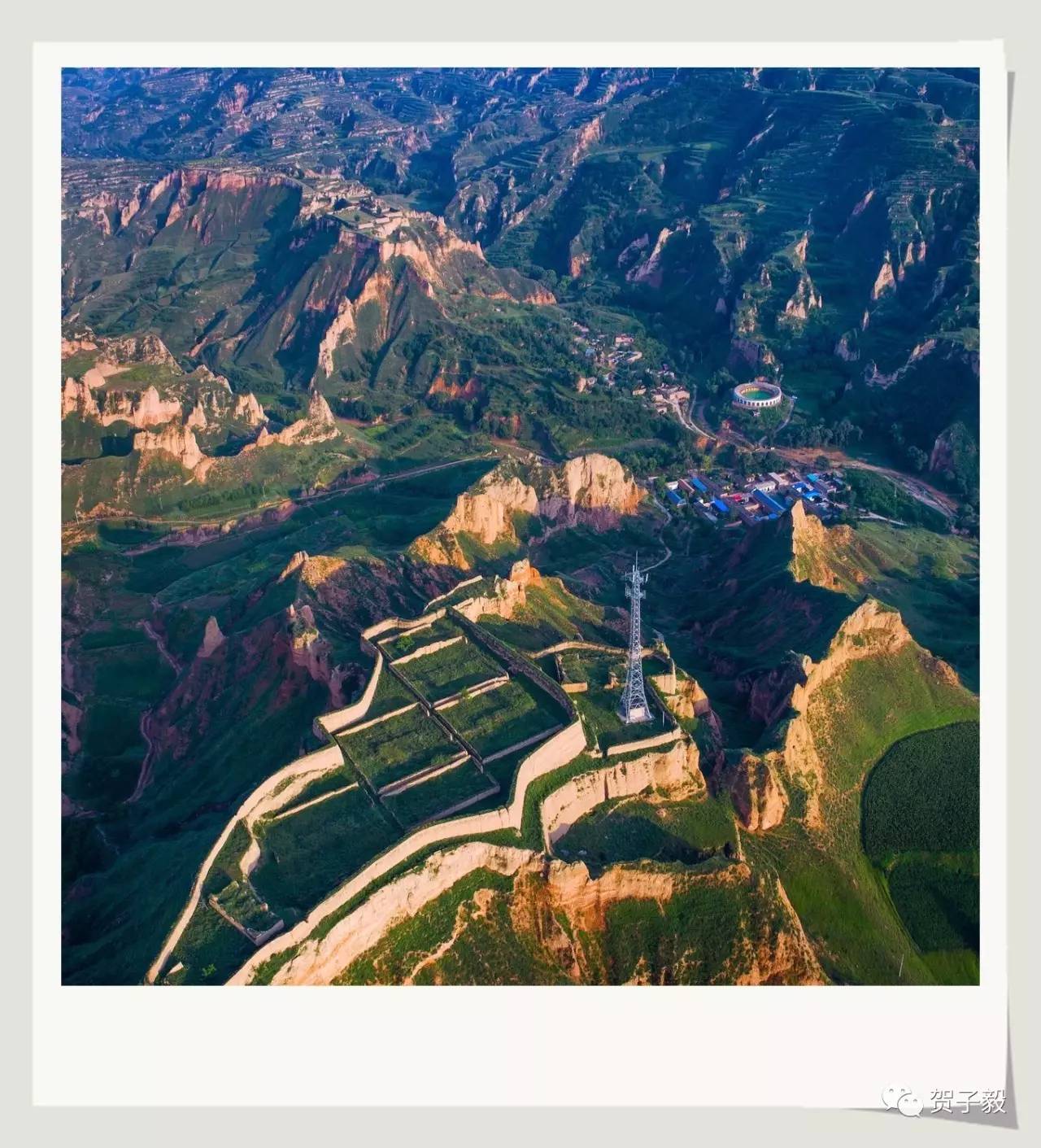 地勢由西北向東南傾斜,除許多石質山地外,大部分為厚層黃土覆蓋,經