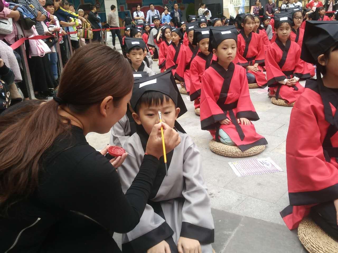 击鼓鸣志古代读书人进入学宫,往往通过击鼓的方式表达他们要读书上进