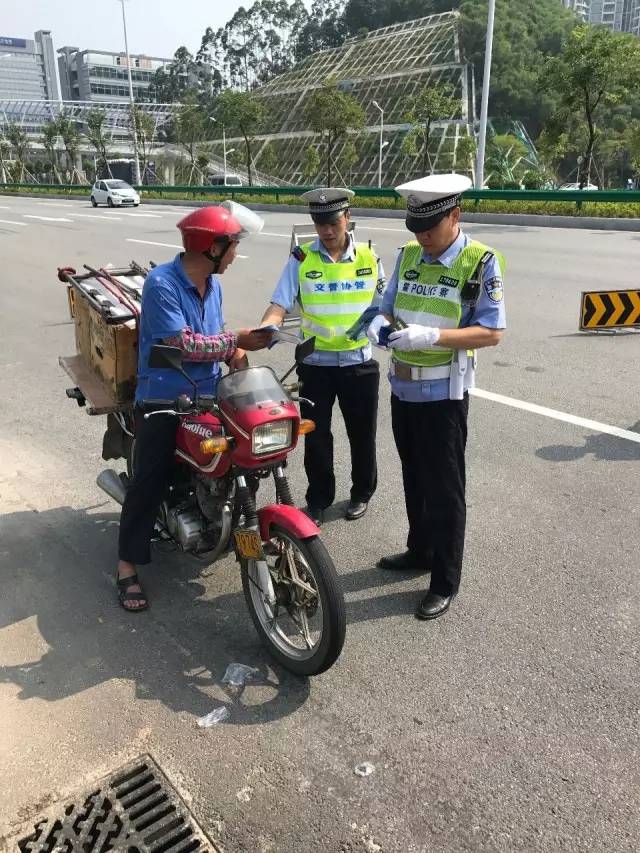 摩托车误上江门大道图片