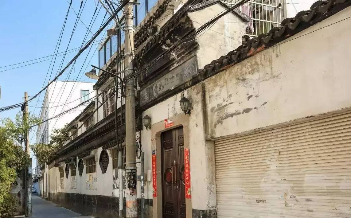 富郎中巷位于养育巷西侧,东出养育巷对花街巷,西出剪金桥巷.