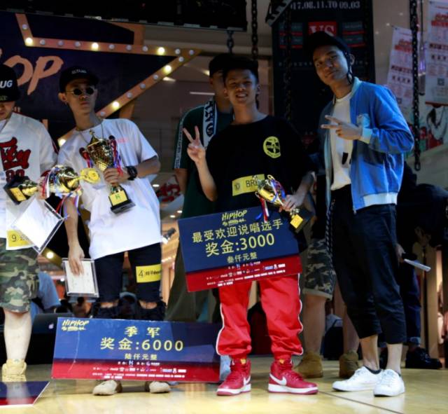 为亚军颁奖在为期一个多月的比赛中,贵阳说唱男孩杨林crazed在半决
