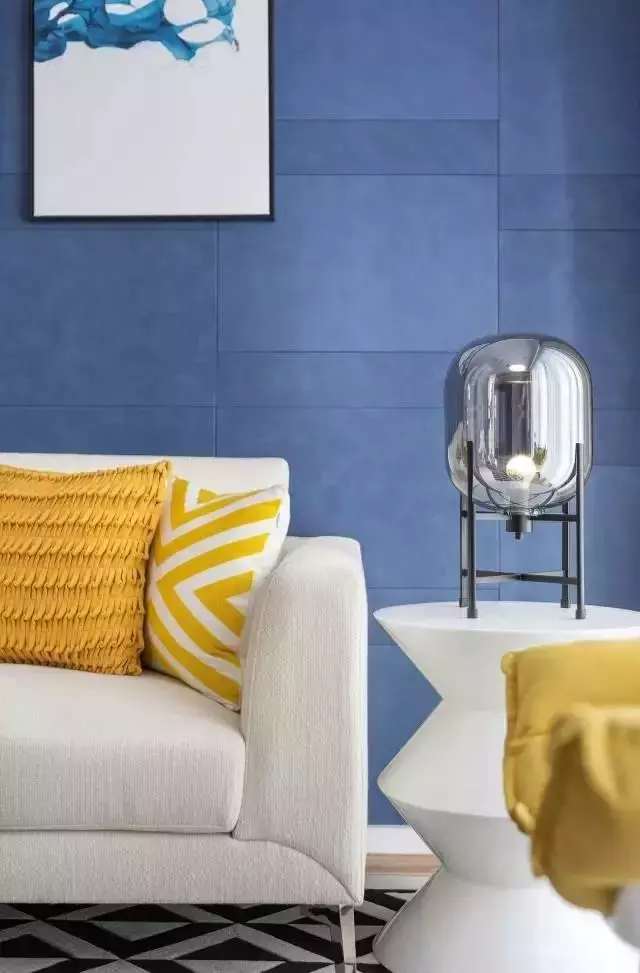 相信大家一眼看到这个客厅,都会被这个蓝色风情的沙发背景墙所吸引!