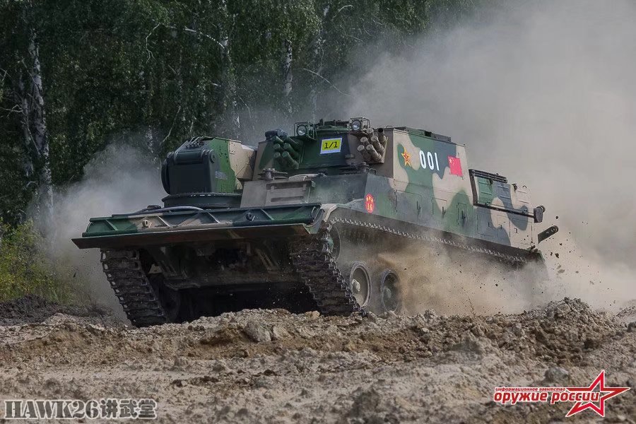 中国新型装甲抢救车表现神勇 拖着96坦克赛跑