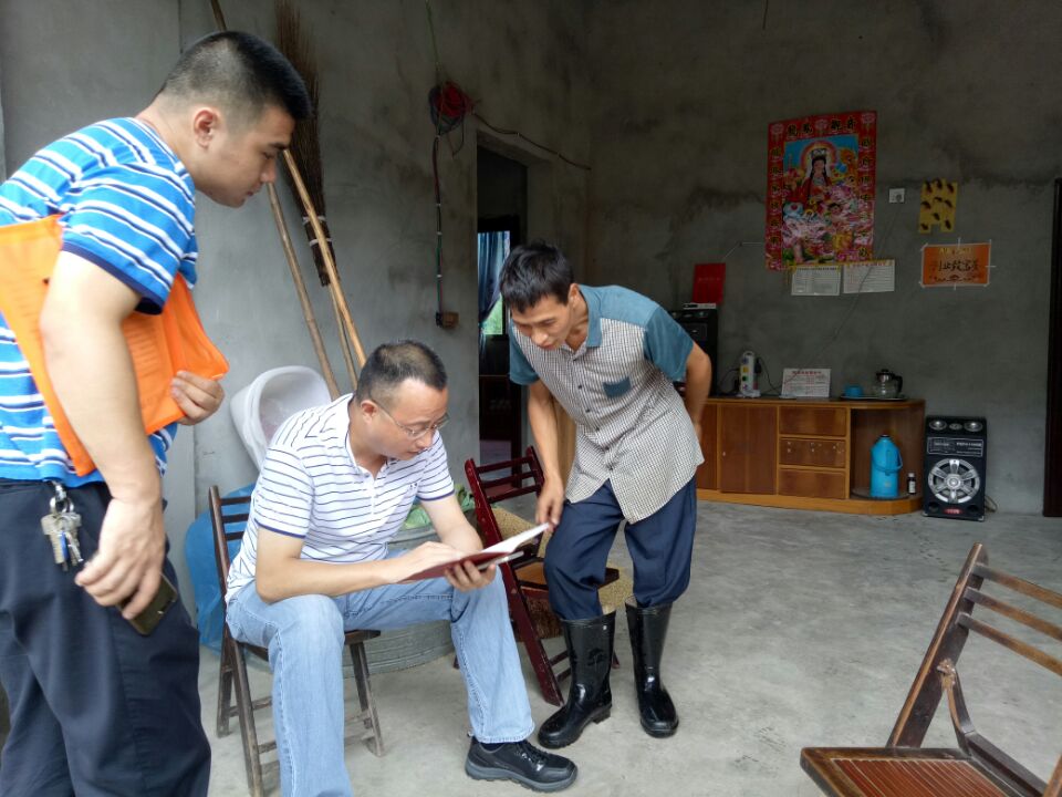 合江县副县长,公安局局长吕刚进村入户开展精准扶贫结对帮扶工作